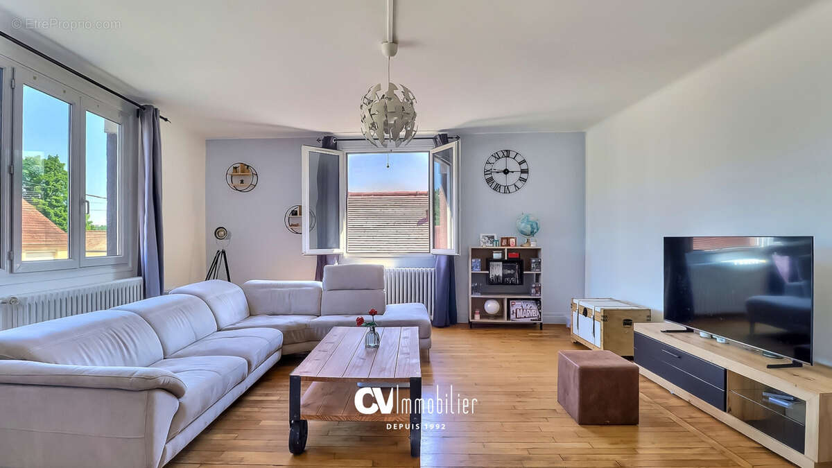 Appartement à SAINT-ETIENNE-DU-VAUVRAY