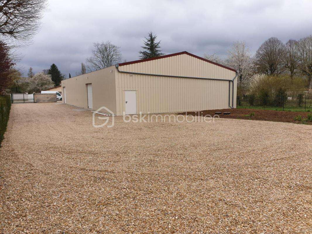 Commerce à COURLON-SUR-YONNE