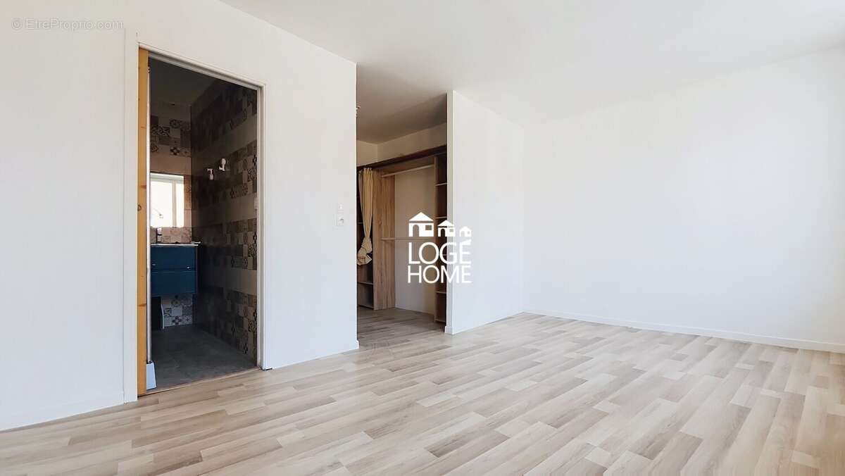 Chambre parentale avec dressing et salle d'eau - Maison à HENIN-BEAUMONT