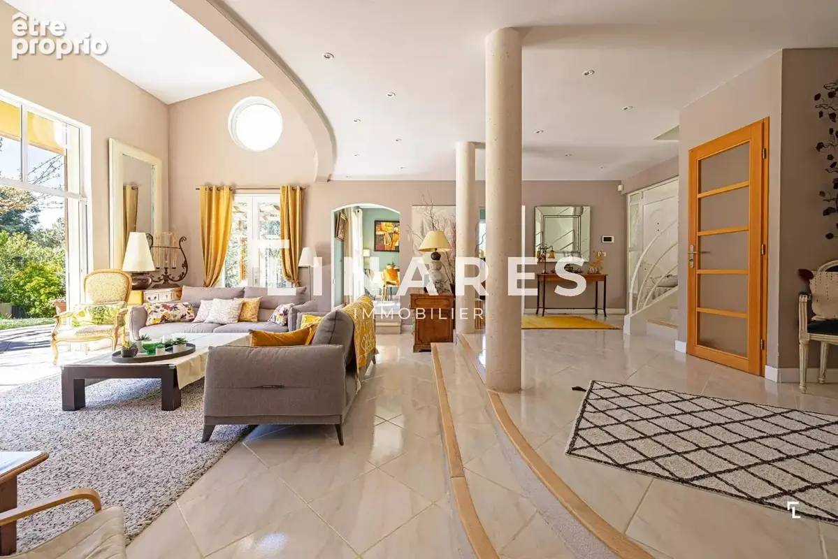 SIGNATURE - Villa 265m² (Sous-sol aménagé 62m²) - Piscine - Garage 44m²  - Parcelle de 1163m² - 13011 Les Camoins - photo 8