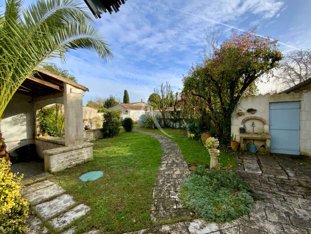 Maison de Ville avec Dépendances et Jardin - Jonzac Centre - photo 10
