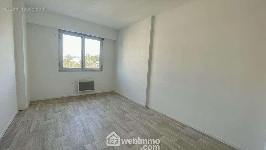 Deuxième chambre avec placard, parfaite pour une vie à l?année. - Appartement à SAINTE-MAXIME