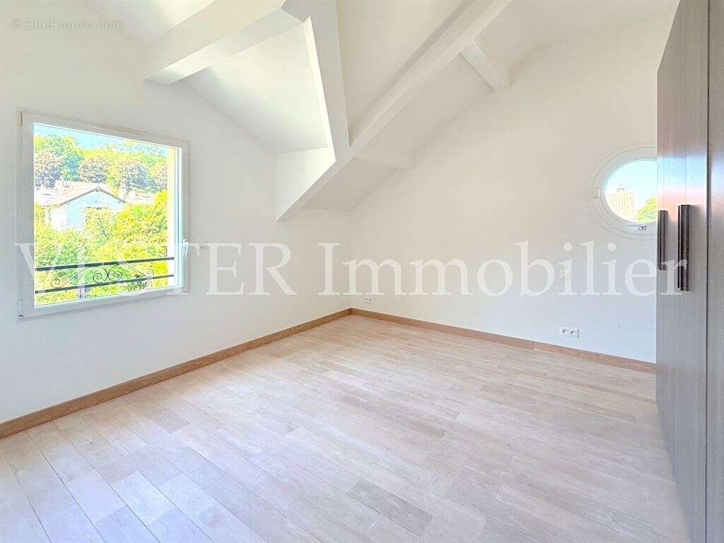 Maison renovee avec piscine - centre village - photo 12