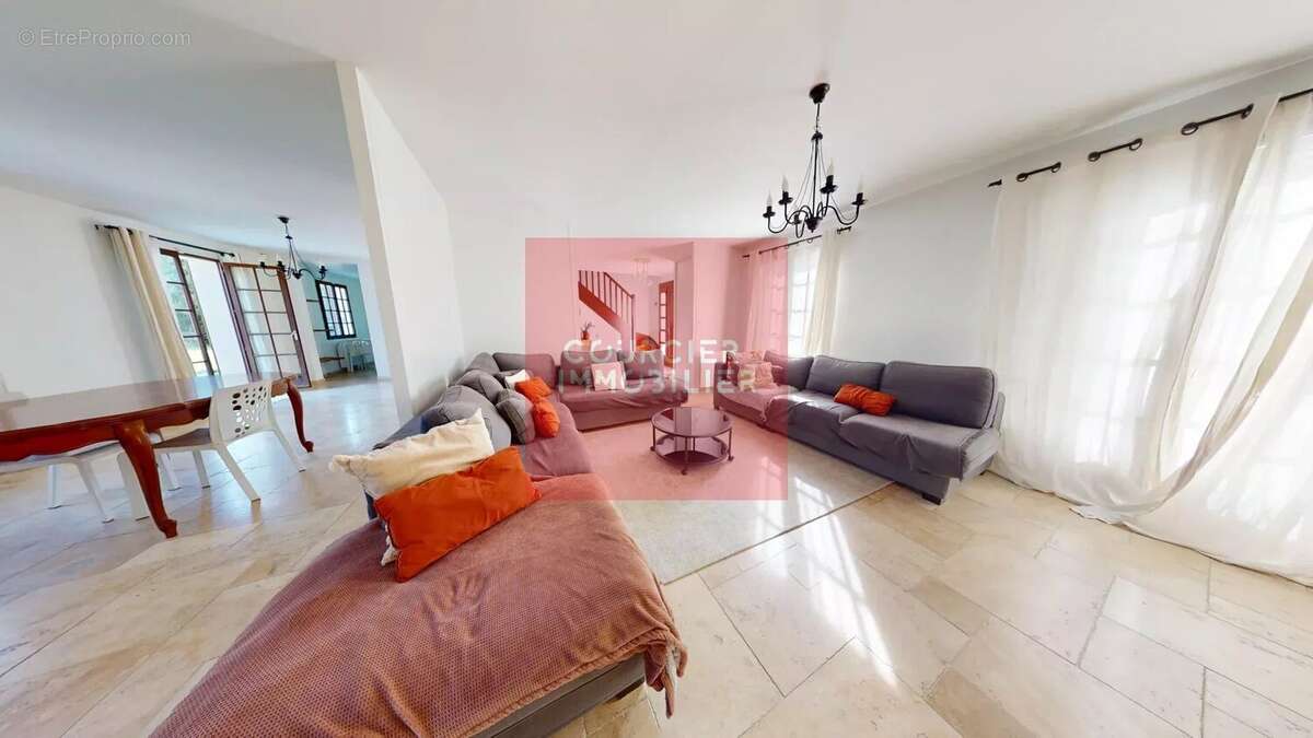 Maison à LE MESNIL-SAINT-DENIS