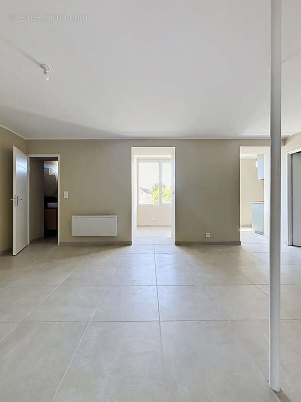 Apprtement entièrement rénové dans petite copropriété - photo 2