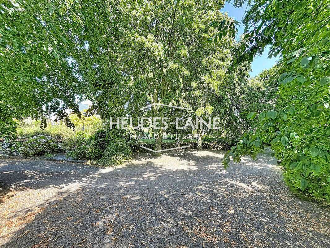 Maison de charme avec jardin arboré - COURTILS - photo 14