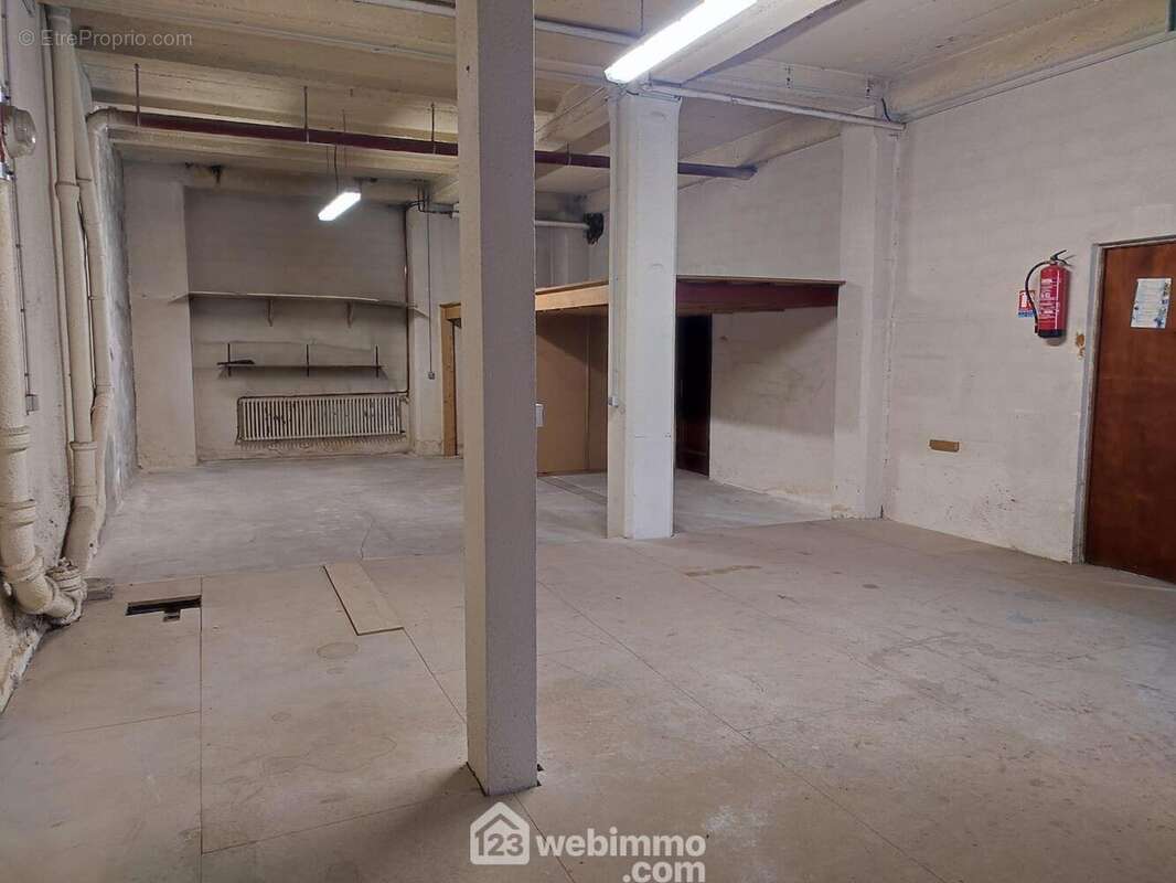 Il offre un volume de stockage important avec son hauteur au plafond de 3,60 m. - Commerce à UGINE