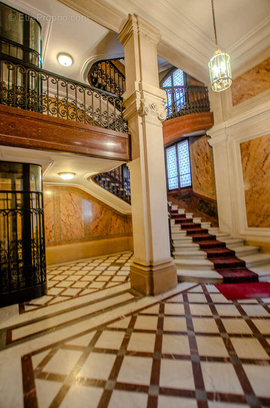 VENTE Paris 7e Champs de Mars  Appartement familial 3 chambres parquet moulures cheminées - photo 18