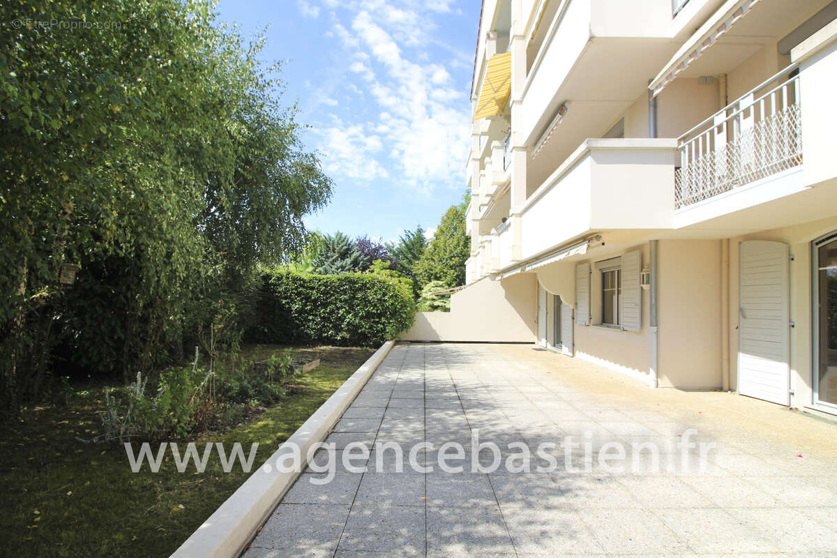 Vente exclusive - t4 de 105 m2 en rez-de-jardin - proche centre-ville - divonne-les-bains - 590.000€ - photo 2