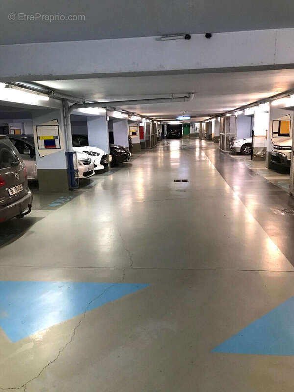 Parking à PARIS-16E