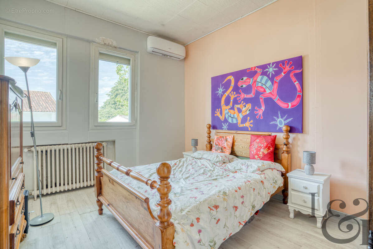 A vendre secteur Casseneuil belle villa de caractère de 7 pièces, avec piscine. - photo 12