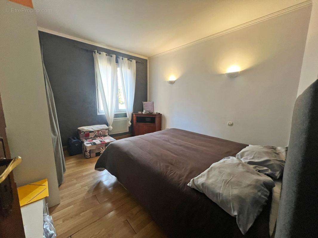 Maison à EGLISE-NEUVE-DE-VERGT