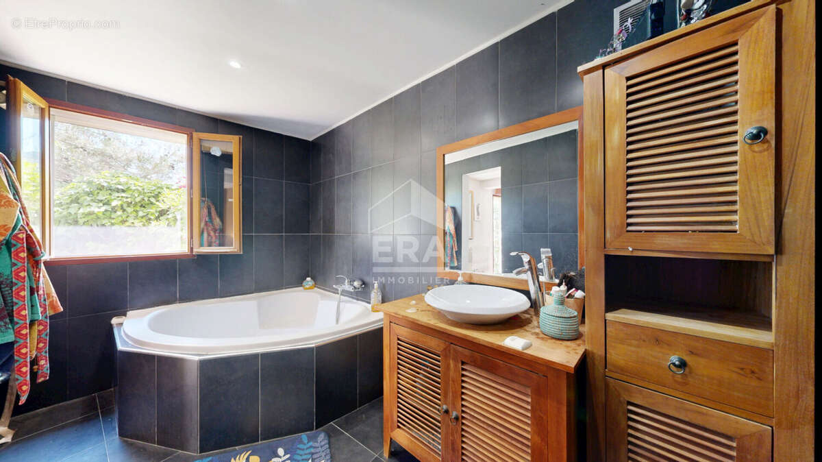 Appartement à TOURRETTE-LEVENS