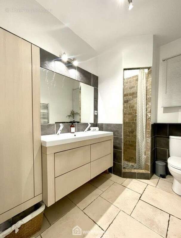 Salle d?eau fonctionnelle pour plus de praticité au quotidien. - Maison à SAINTE-MAXIME