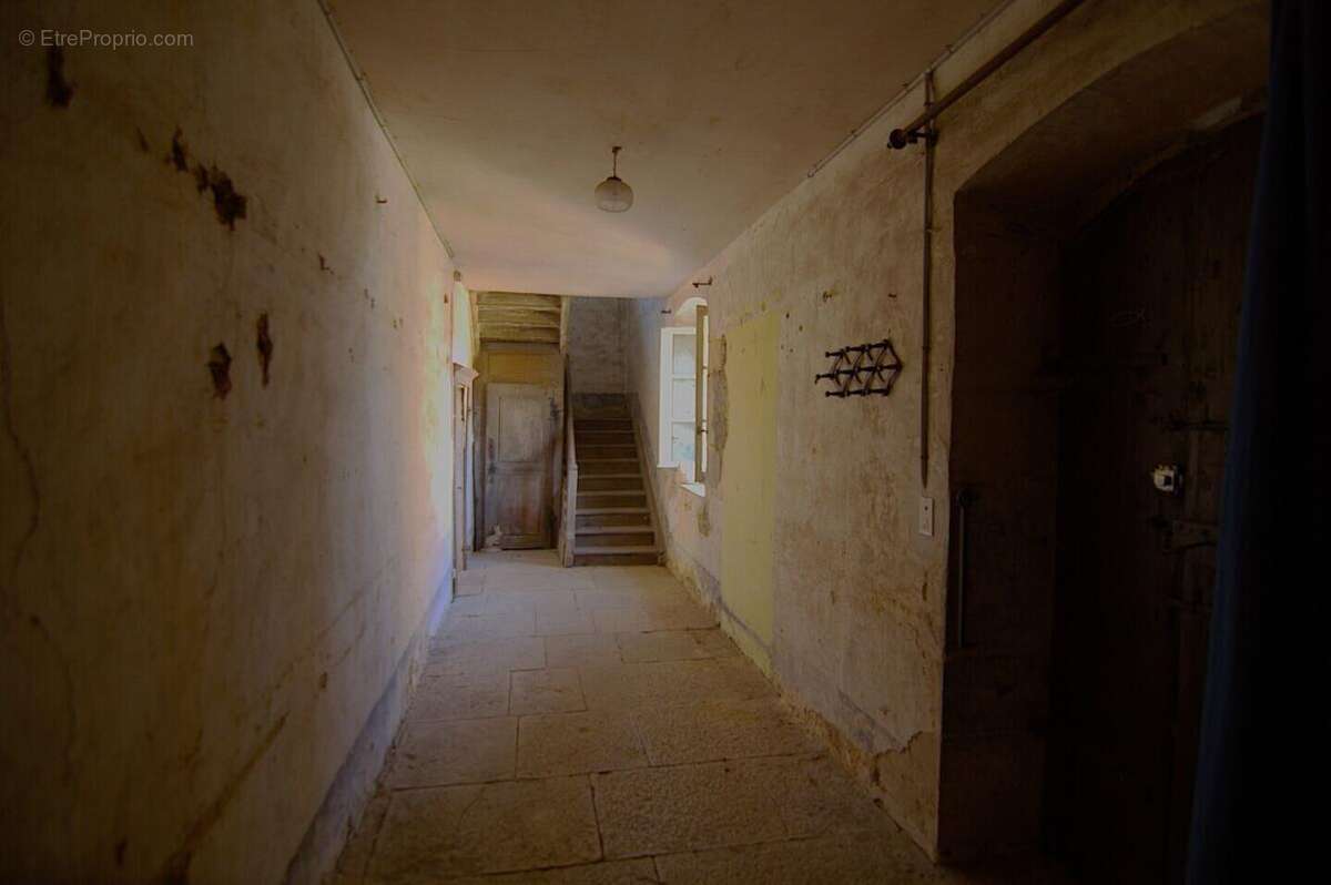 Maison en pierre à rénover,  dépendance, cave voûtée - photo 9