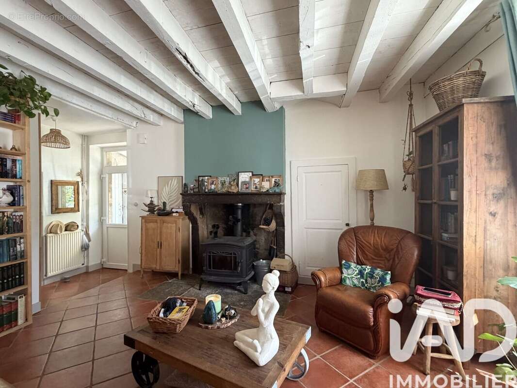 Maison 228 m² à Saint-Sernin-Du-Plain  - photo 2