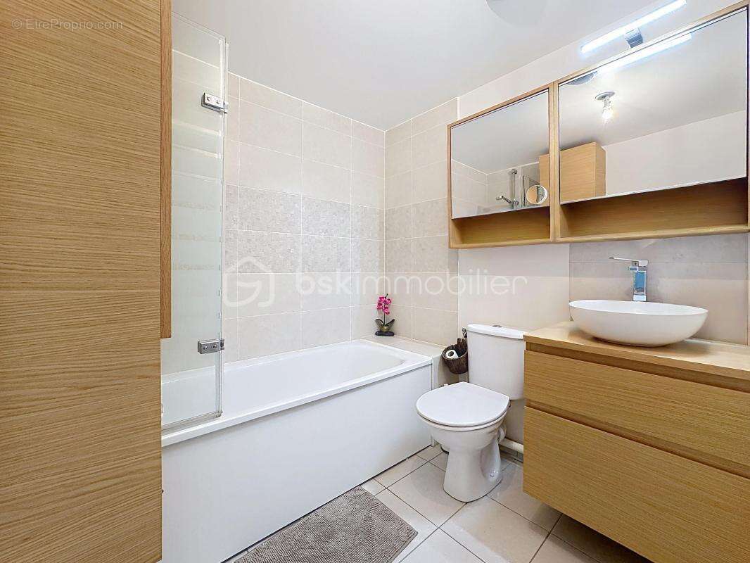 Appartement à THIVERVAL-GRIGNON