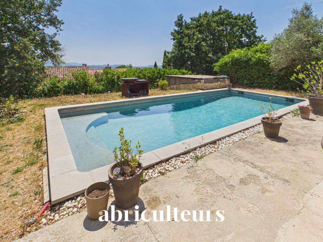 Spacieuse villa avec piscine et terrain d’environ 1 500 m² , dépendance et vue dégagée en vente à Callian (83440) - photo 6