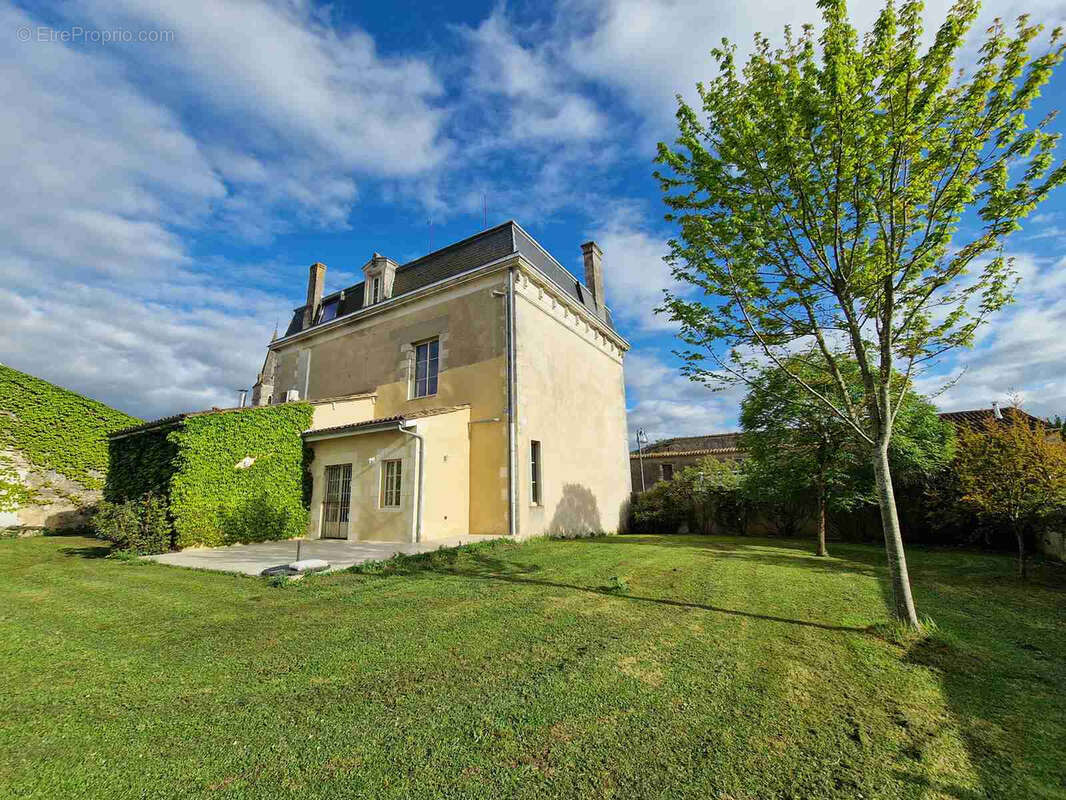 Maison de maître avec dépendances et piscine - photo 7