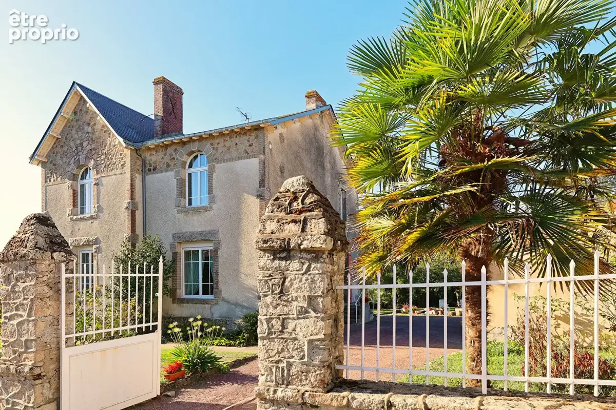 Photo Maison à Saint-Etienne-Du-Bois au prix de 374 000€