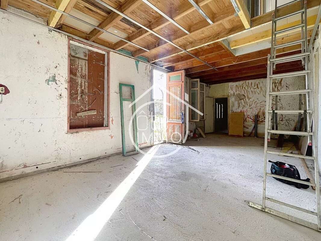 Pujols : Maison de charme à rénover - photo 4