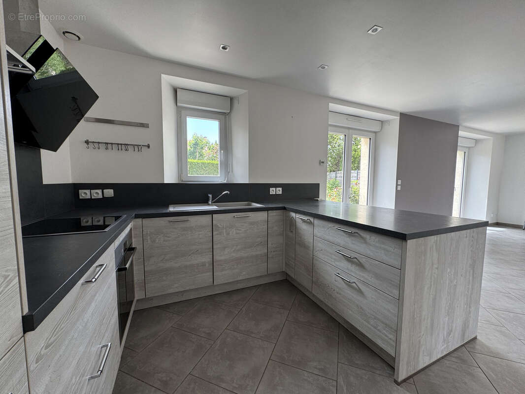 Maison en pierre familiale - quartier calme - photo 9