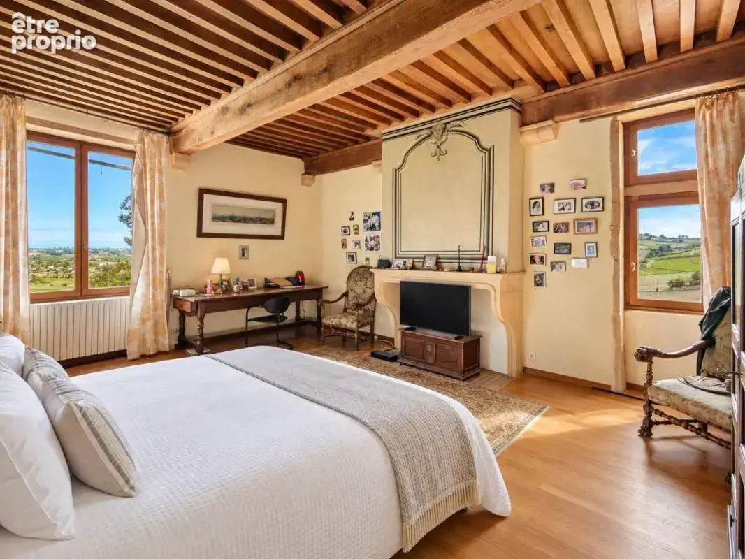 PIERRES DORÉES  Demeure de caractère du XVIIe siècle – 362 m² habitables, piscine et vue sur les vignes du Beaujolais - photo 9