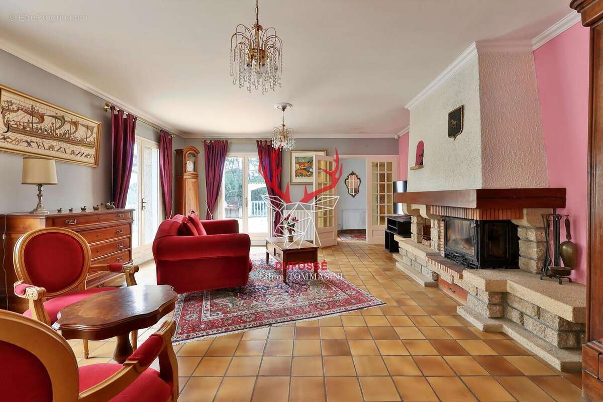 Maison à LA TOUR-DE-SALVAGNY