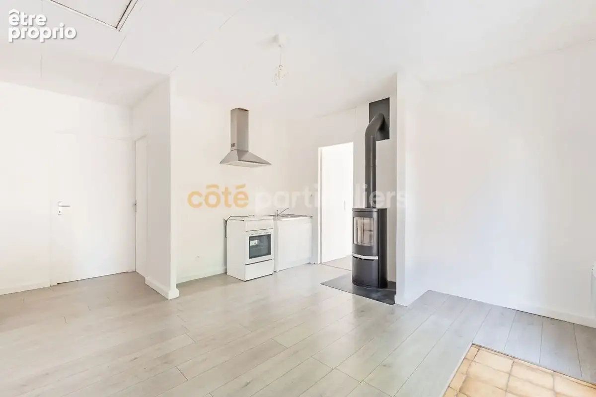 Bellevigny -- centre ville -- maison -- jardin clos -- 7 pieces -- 5 chambres -- 147 m2  -- puit independant  -- garage double - photo 11