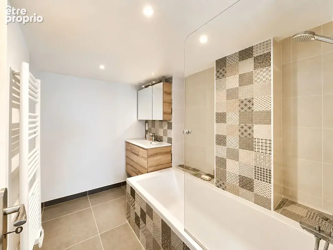 Collonges-sous-Salève à 215 m², 4 chambres et de beaux volumes aux portes de Genève. - photo 10
