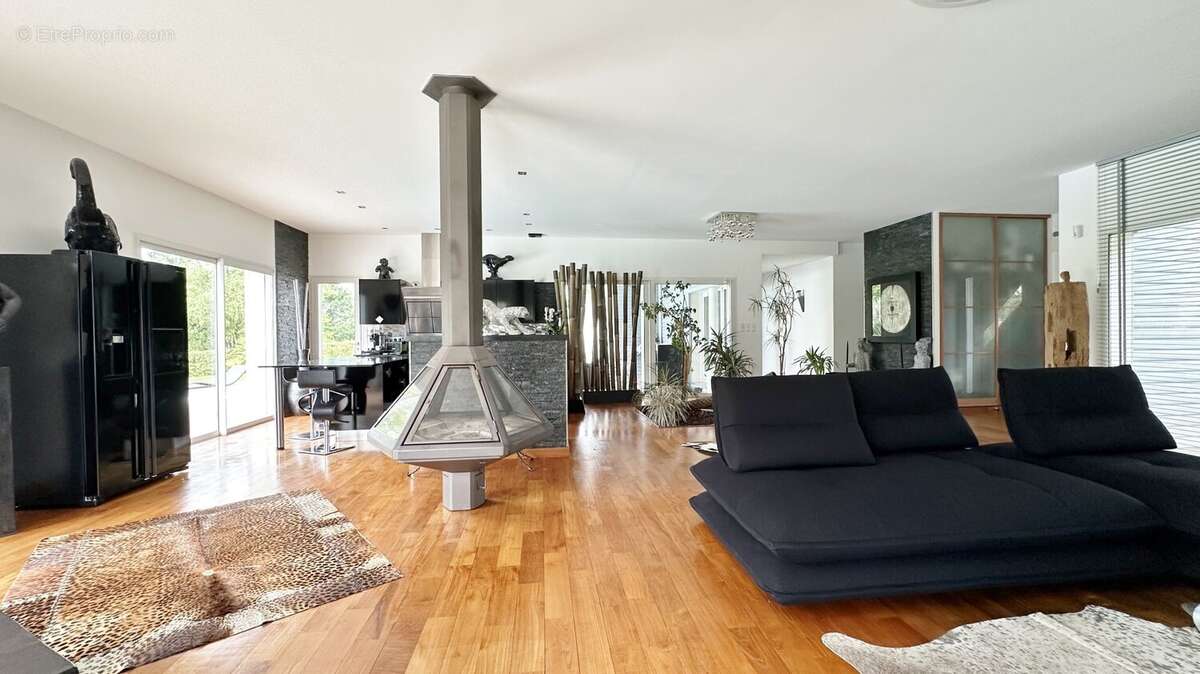 Lieu exceptionnel pour cette villa d'architecte de type 7 pièces de 266 m2 avec piscine - photo 12