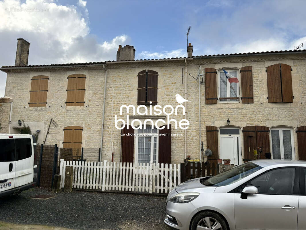 Vu sur porte entrée - Maison à SURGERES