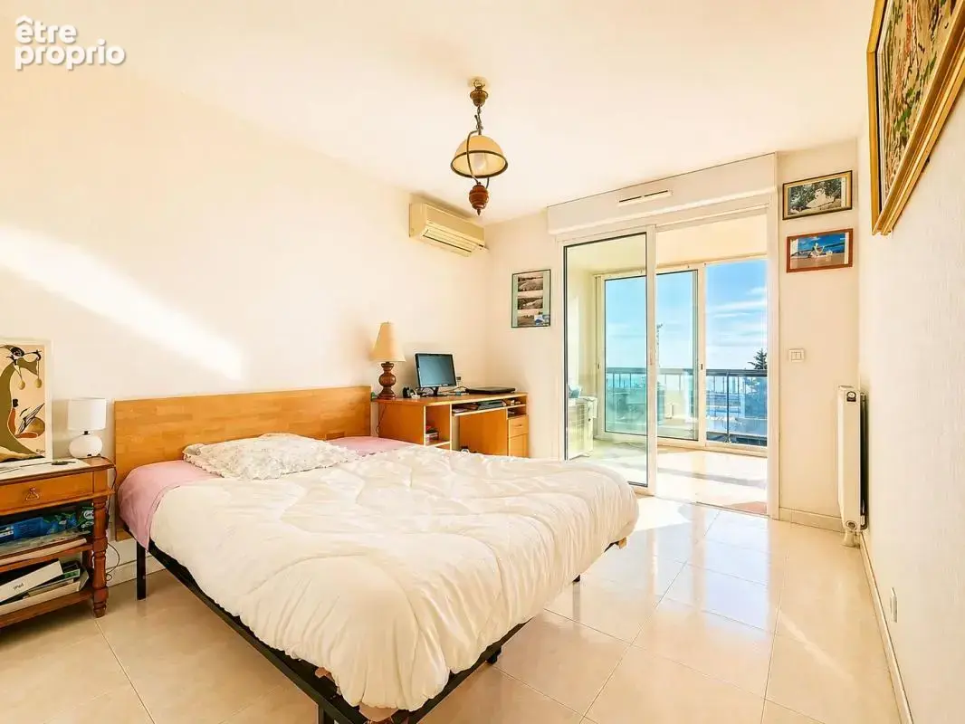 Vue mer panoramique à 180° – Superbe 4 pièces avec terrasse, piscine et garage ! - photo 3