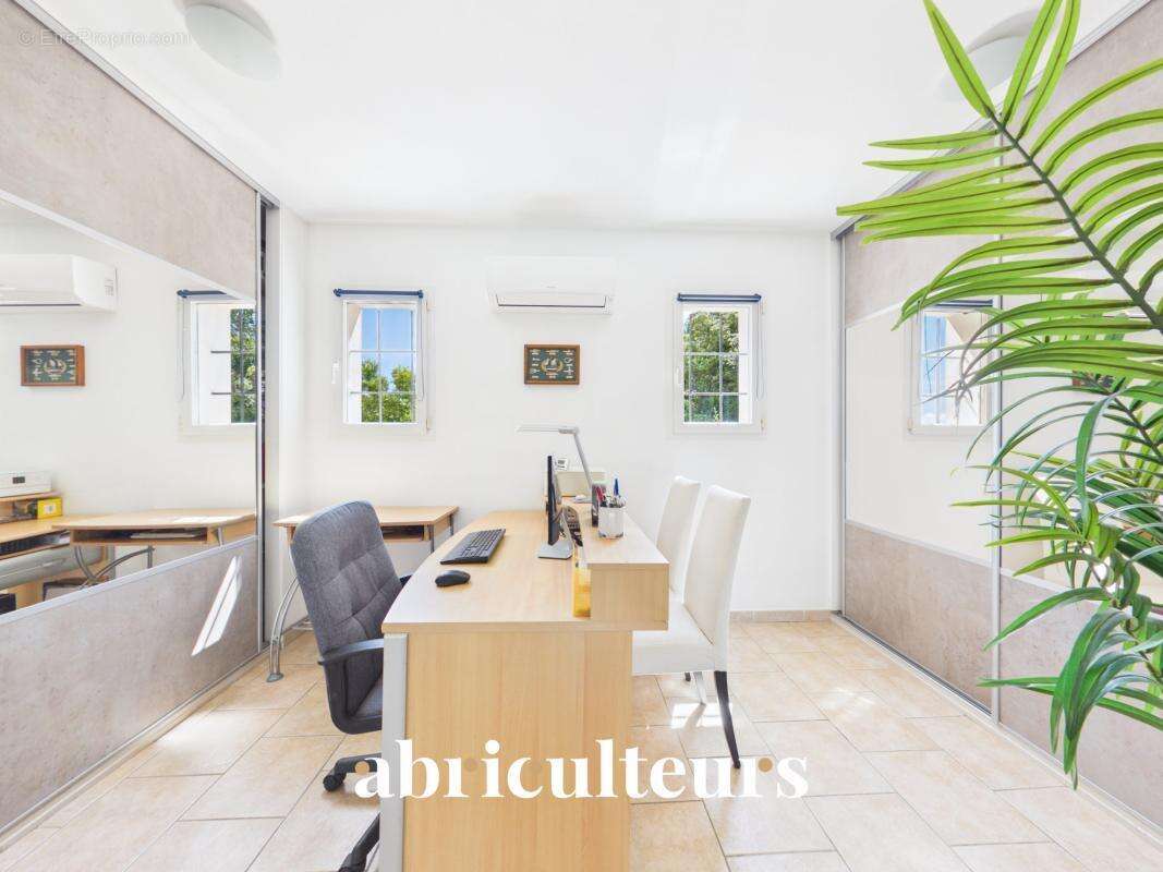 Maison avec piscine et jardin en vente à  Six-Fours-les-Plages (83140) - photo 12