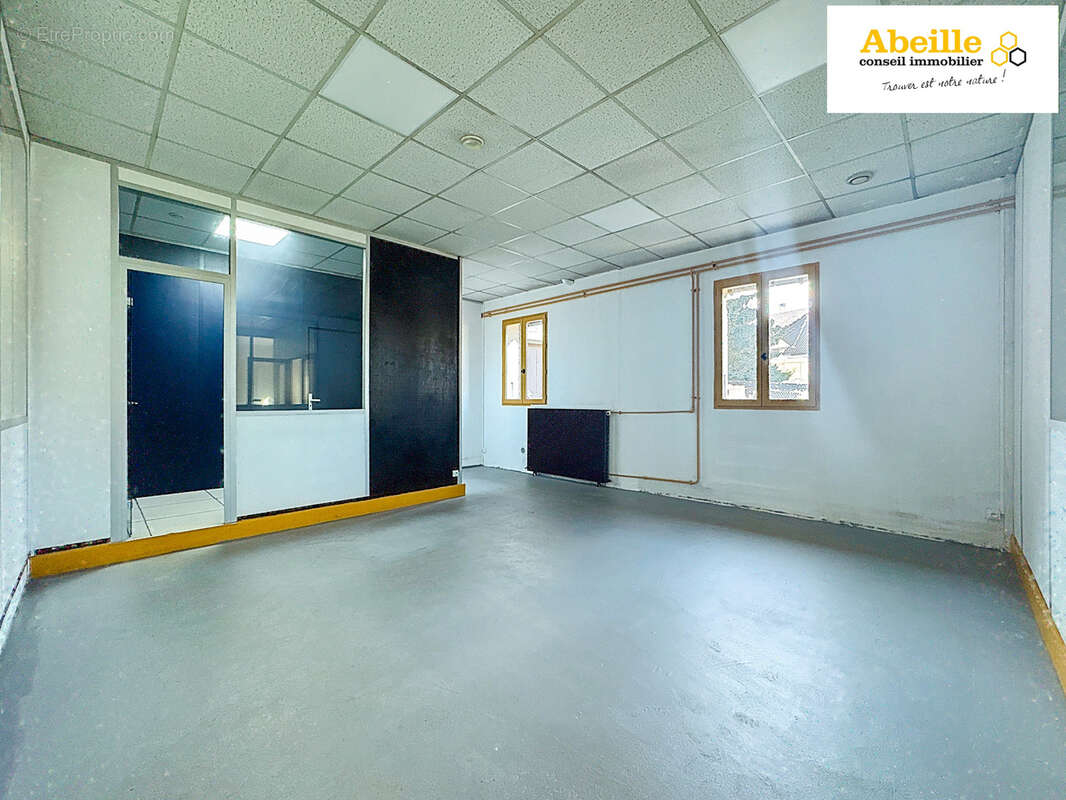 Commerce à MAUCHAMPS