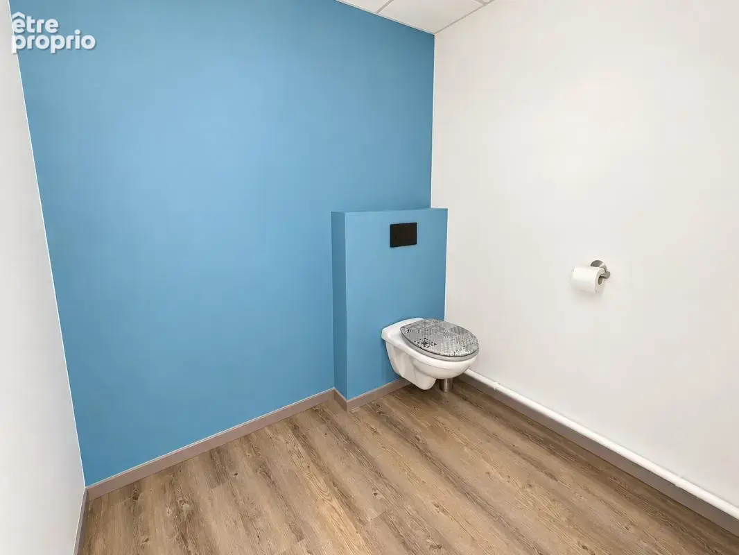 A PAREMPUYRE - Local de 81 m² avec parkings - photo 12