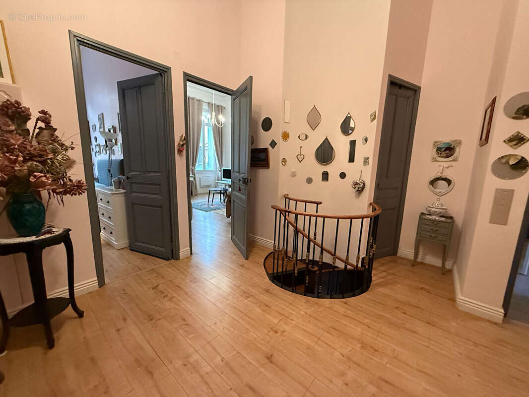 ** Appartement  Souplex 6 pièces de 126.16m² avec 3 Chambres ** TOULON (83000) ** - photo 8