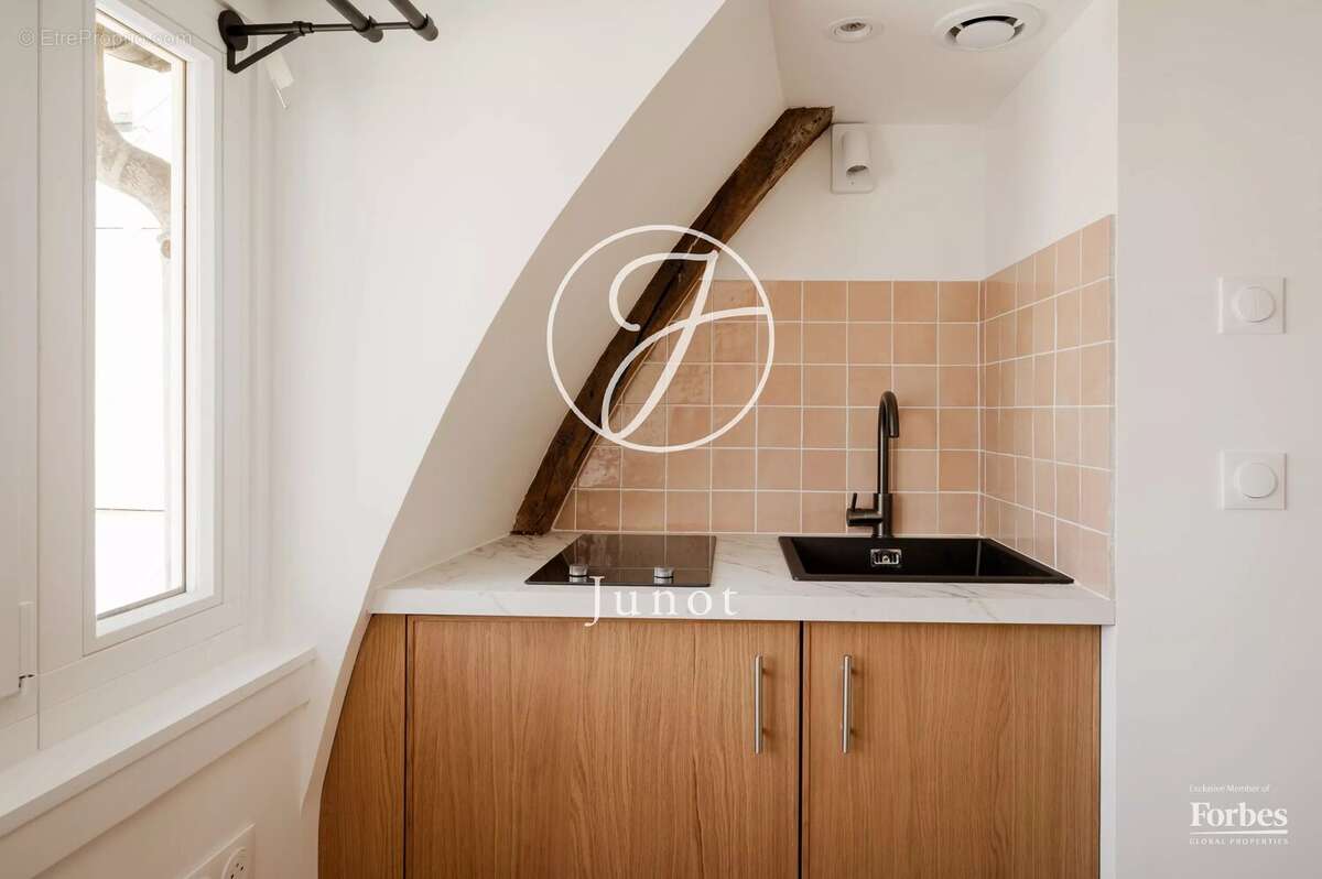 Paris 6e - BEAUX ARTS / SAINT-GERMAIN DES PRÉS - Studio - 13,03m² Carrez - 17,10m² au sol - Dernier étage - photo 6
