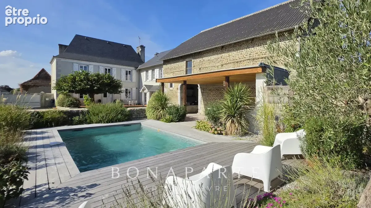 Idron - Propriété de caractère rénovée, climatisée avec piscine et dépendances - photo 1