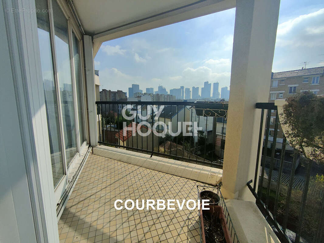Appartement à COURBEVOIE