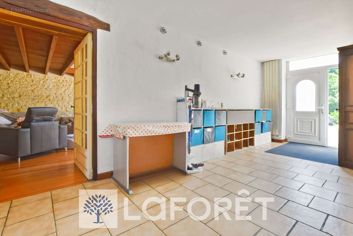 Maison à SAINT-GENIS-DE-SAINTONGE