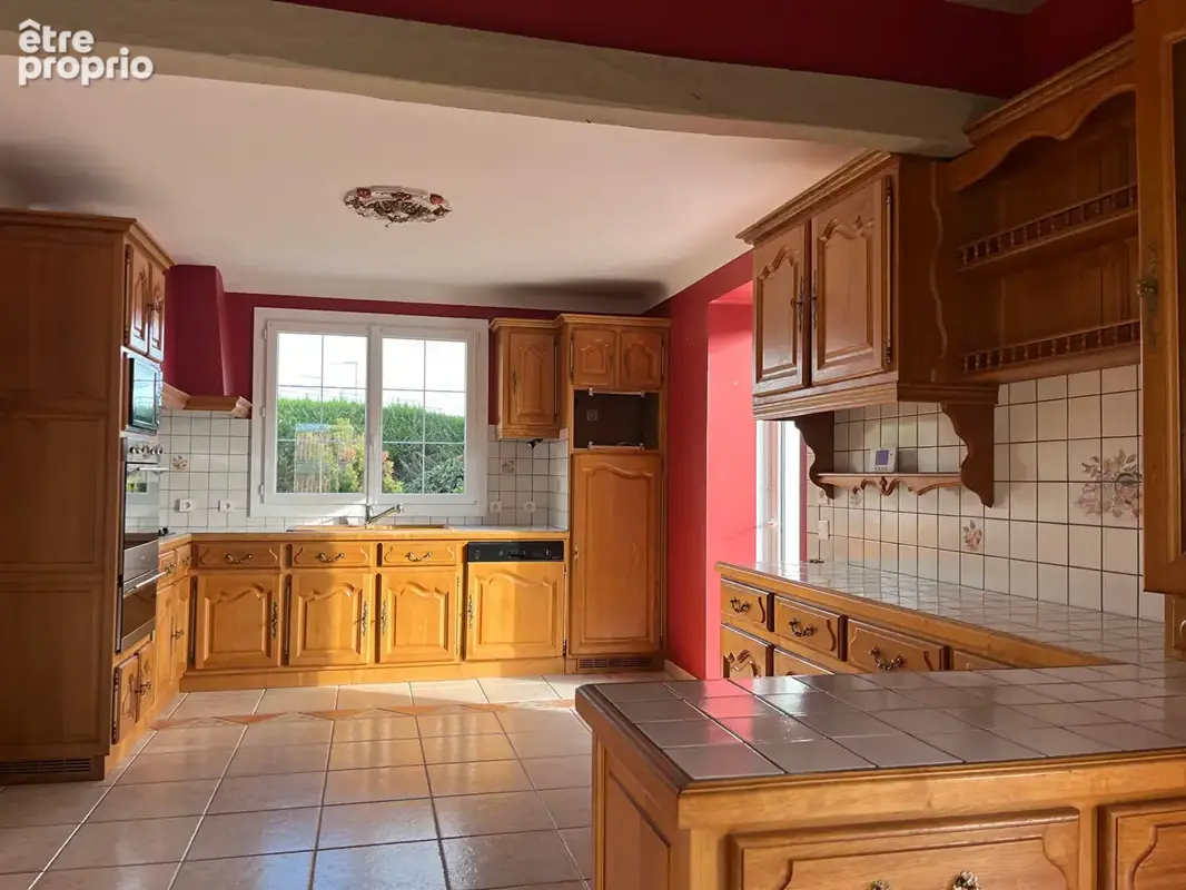Challans 5 pièces - 155.98 m2 - Terrain 1225m² - garage - proche centre-ville - photo 2