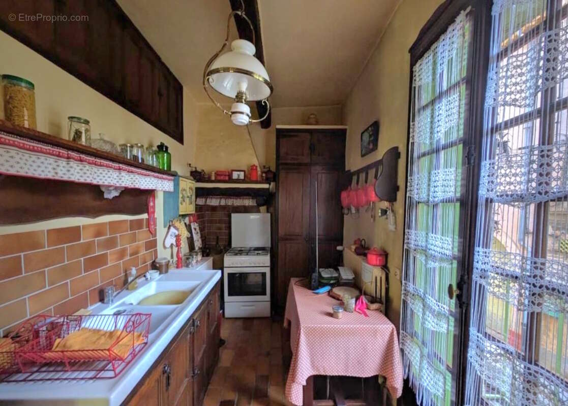 Grande maison en pierres avec belle cour arborée. - photo 12