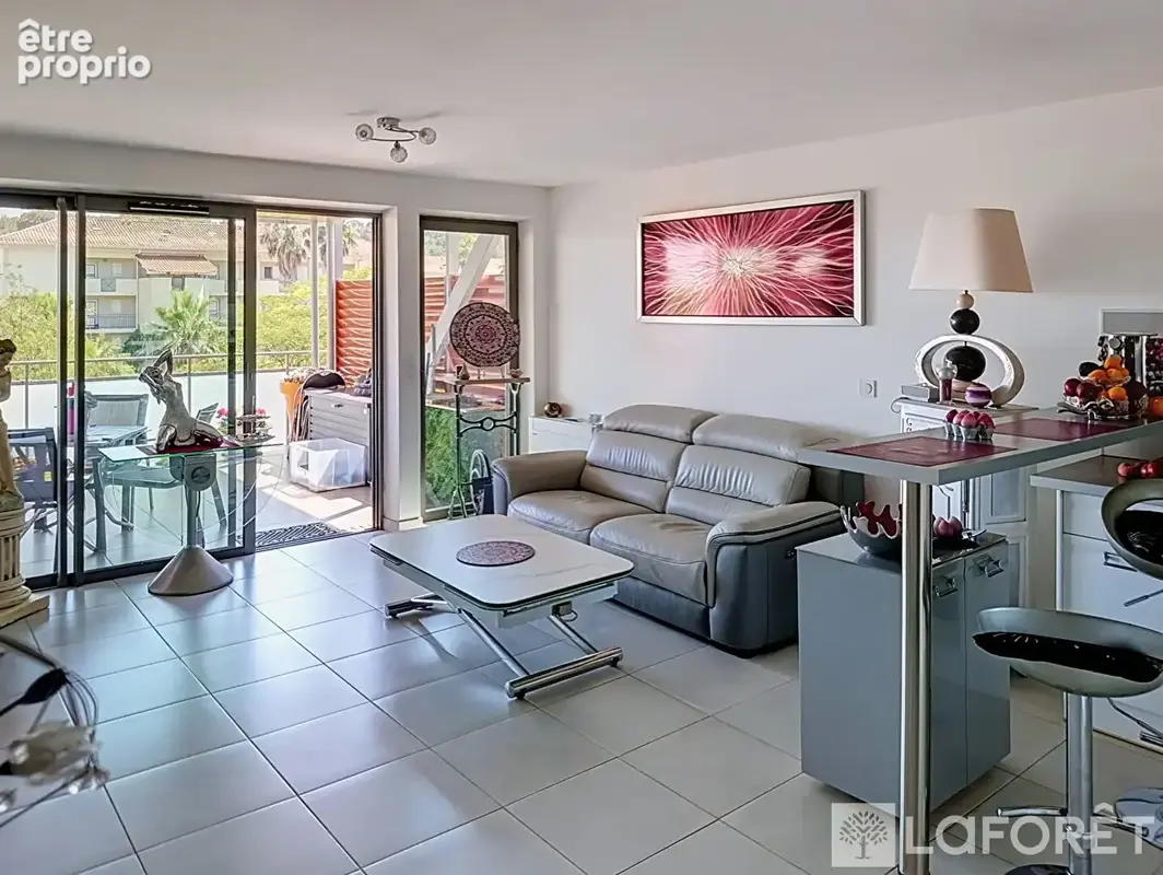Le lavandou - t3 lumineux avec belle terrasse, parkings et à 500 m de la mer - photo 2