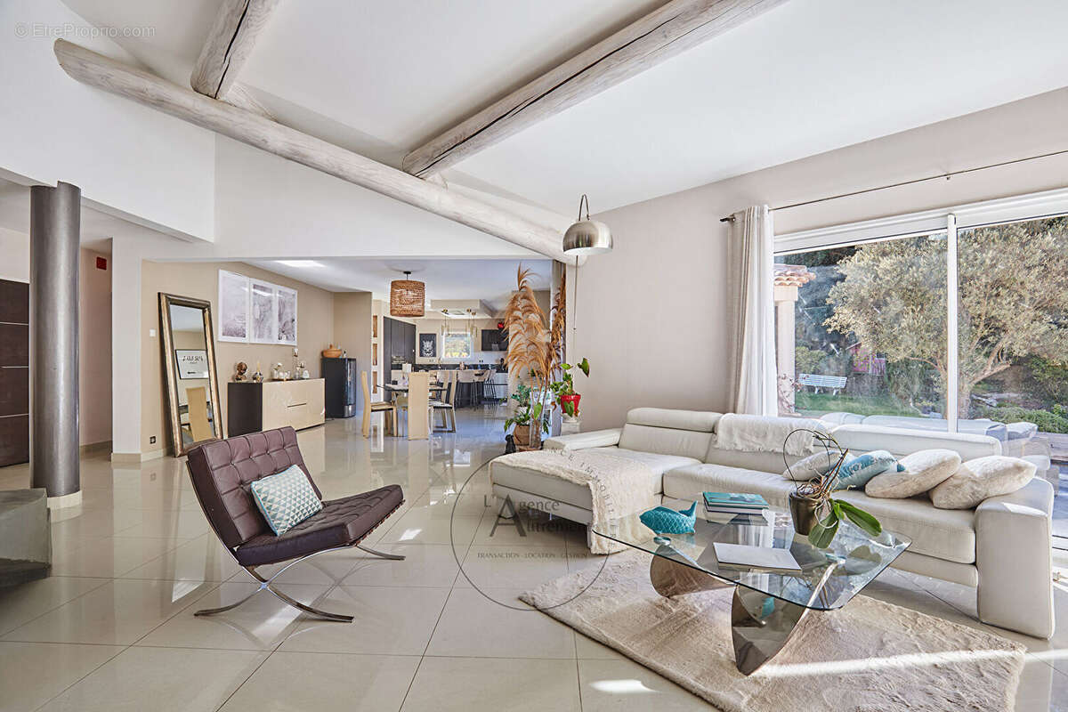 Maison 220 m² à Simiane-Collongue  - photo 6