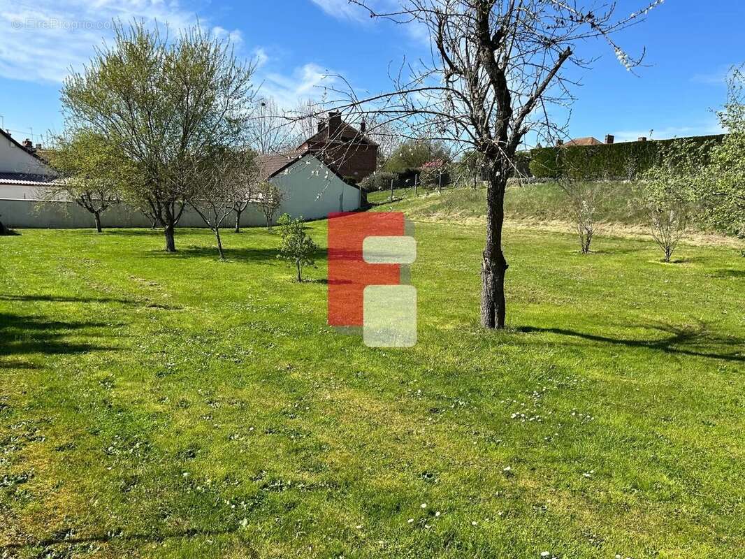 Terrain à MONTIERAMEY