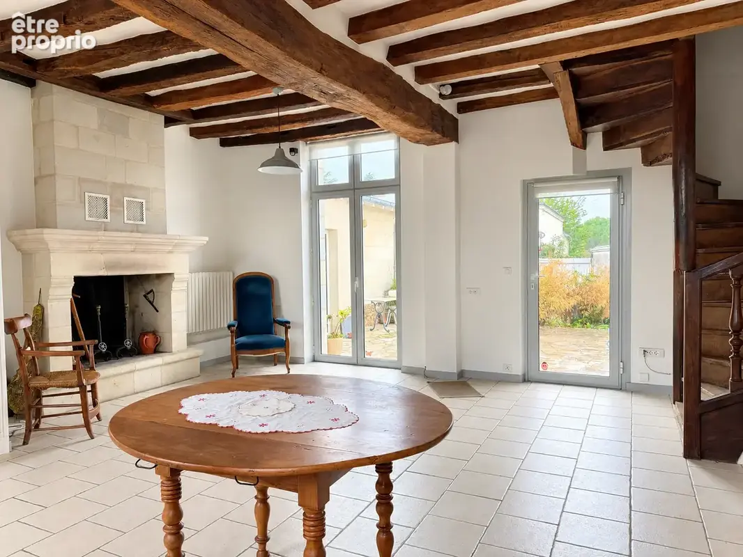 Une maison en tuffeau pleine de potentiel avec piscine et dépendances à Saumur - photo 3