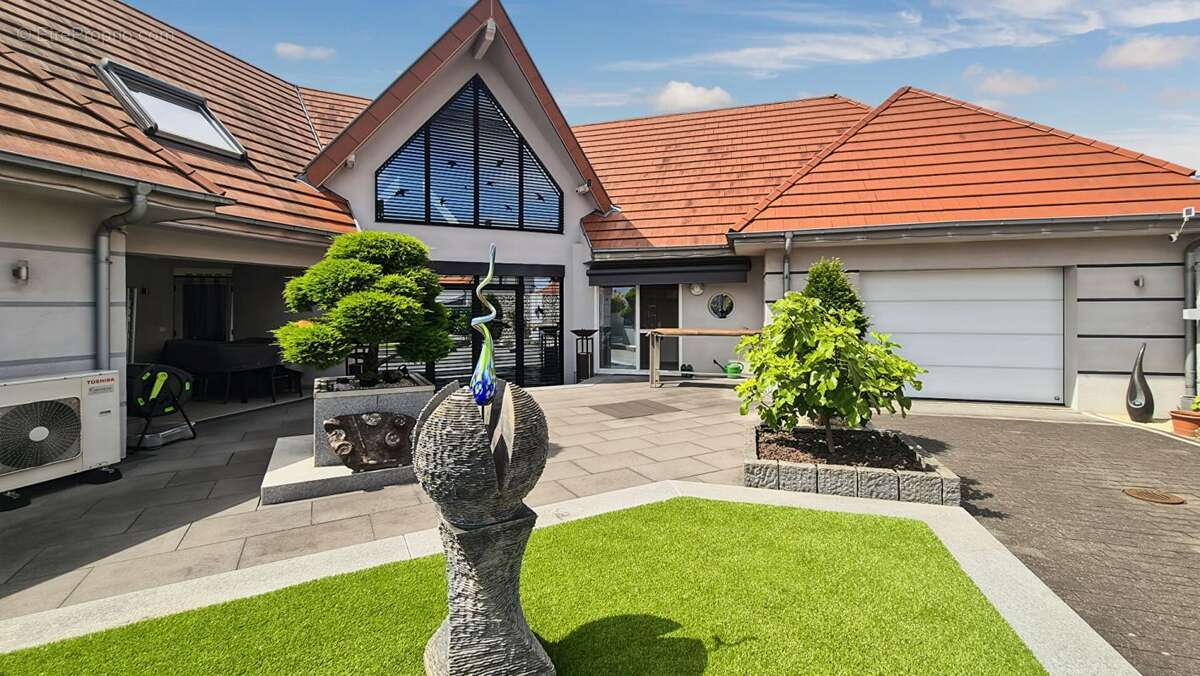 Villa d'exception de 216 m²  Prestations haut de gamme  Potentiel d'agrandissement de 108 m² - photo 2