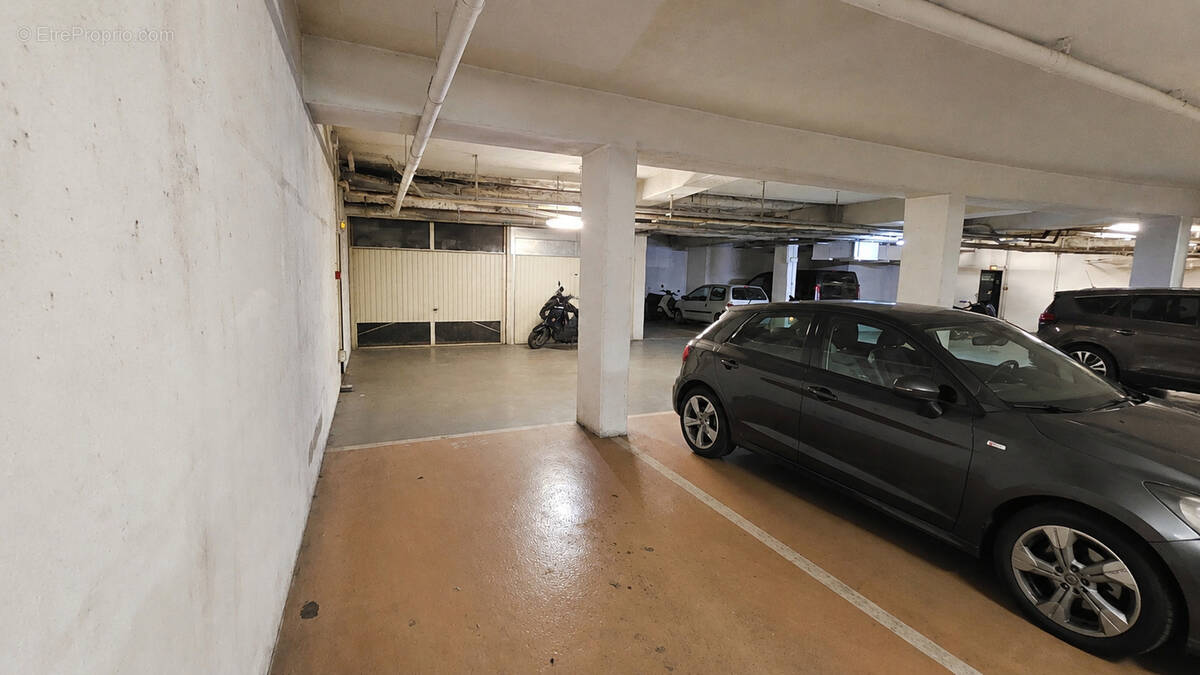 Parking à PARIS-18E