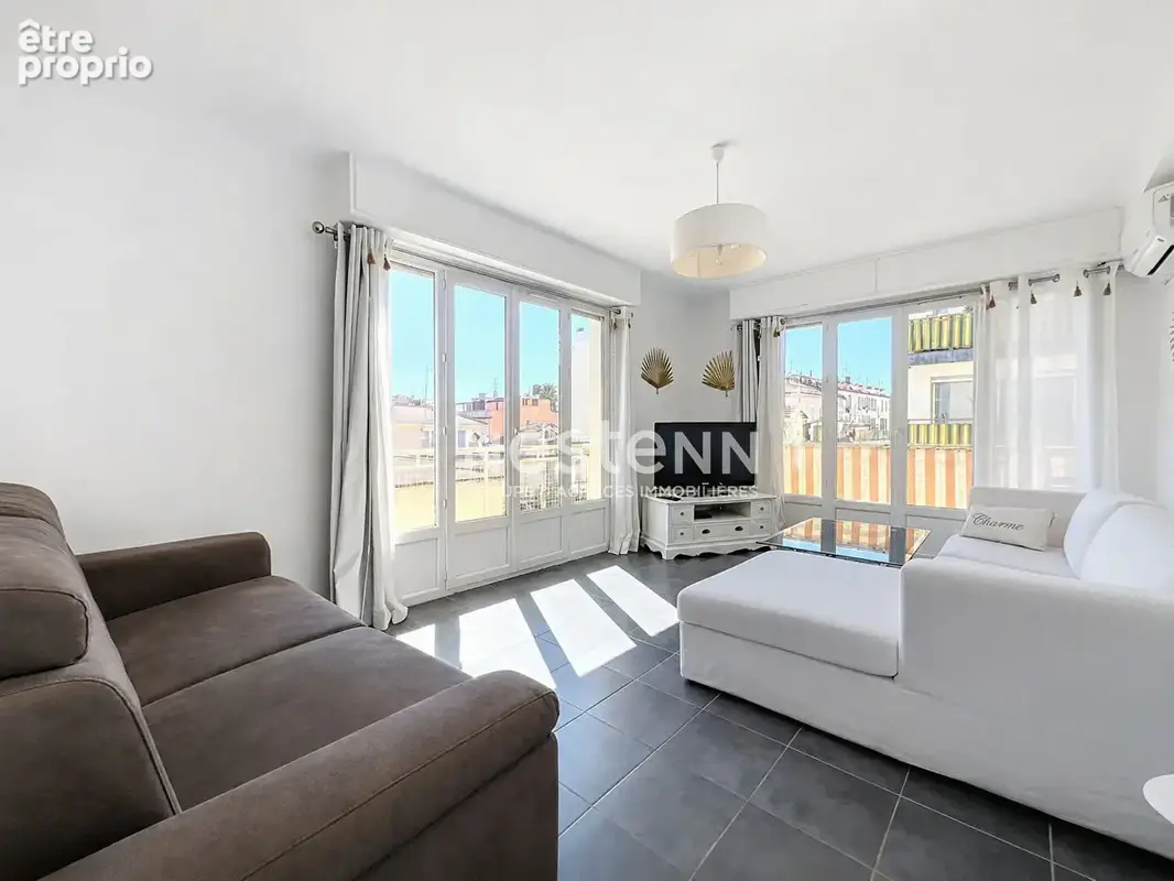 Golfe Juan - 2P - 48m² - Proche mer - Balcon - Refait à neuf - Sud - Cave - photo 2